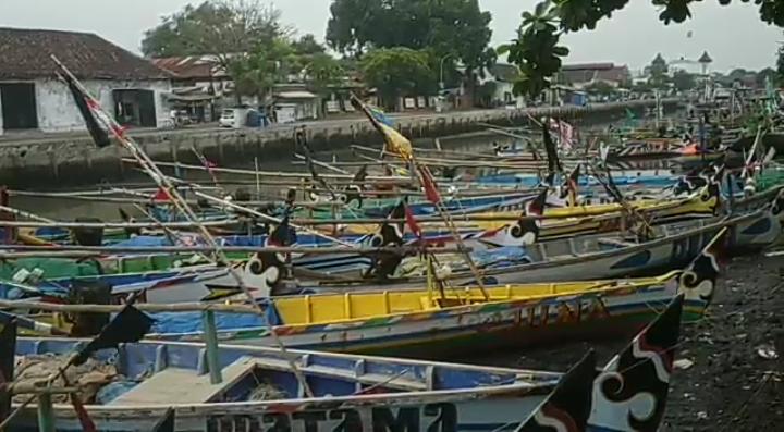 Nelayan Pasuruan Mengeluh Harga Solar Naik, Penghasilan Kurang