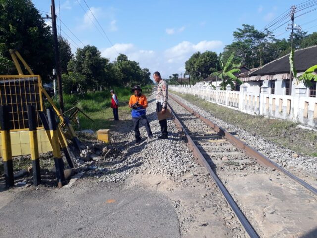 Di Perlintasan Wilayah Daop 7 Madiun, Puluhan Mobil Tertabrak KA