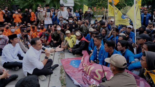 Wali Kota Surabaya Temui Massa Pendemo yang Protes Kenaikah Harga BBM