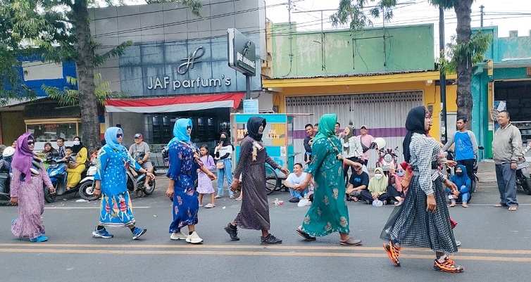 Begini Gaya Waria Di Situbondo Meriahkan Gerak Jalan Agustusan