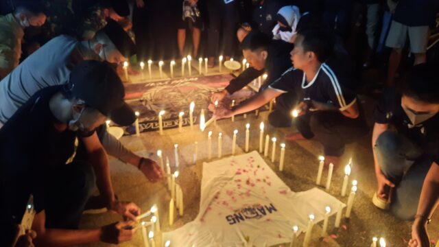 Ratusan Suporter di Pasuruan Gelar Doa Bersama untuk Korban Tragedi Kanjuruhan