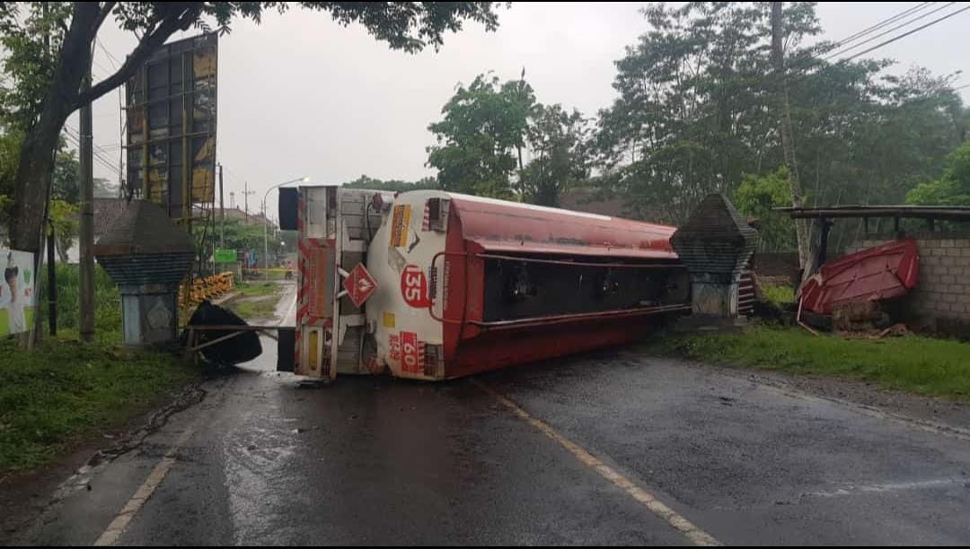 Truk Tangki BBM Terguling di Blitar hingga Tutup Badan Jalan