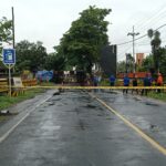 BBM Keluar dari Truk Tangki yang Terguling di Blitar, Evakuasi Berjalan Lambat