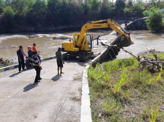 Hujan Deras, Sampah Menumpuk di Jembatan Limpas Situbondo, Pemotor Takut Menyeberang