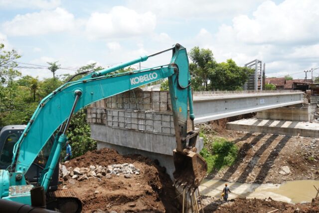 Bupati Kediri Mas Dhito Minta Pembangunan Jembatan Ngadi Terus Dievaluasi