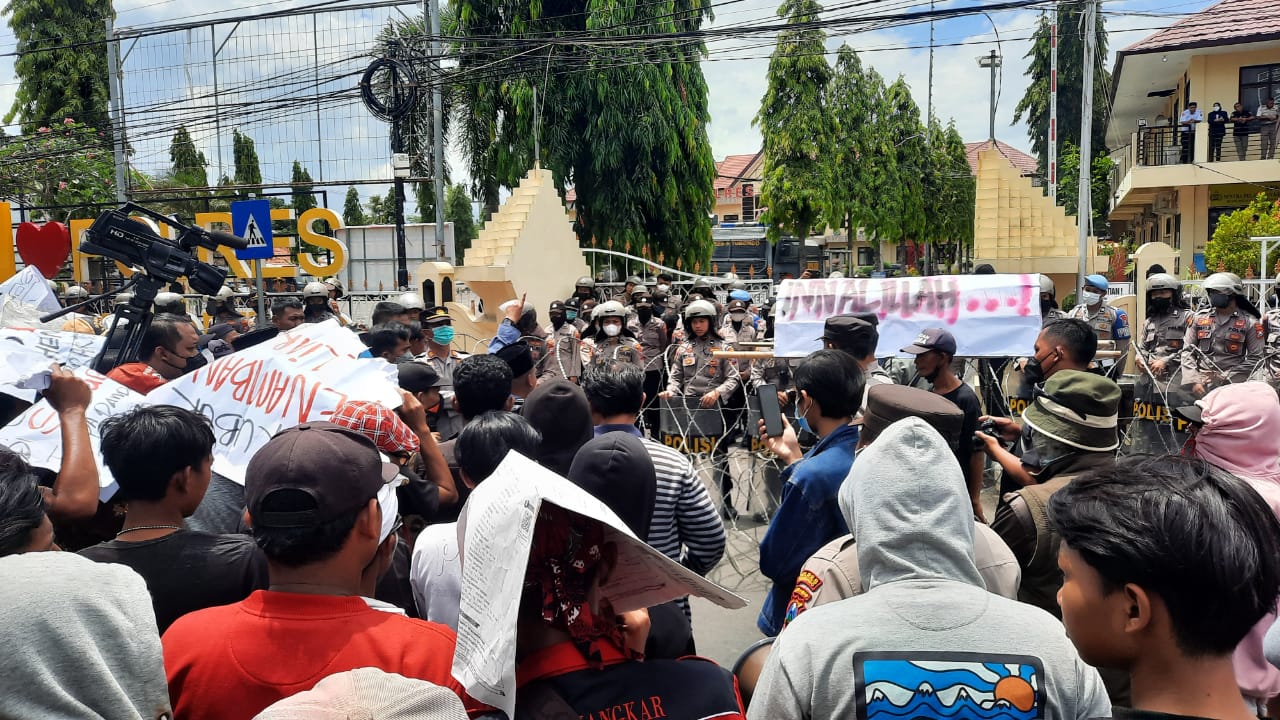 Diduga Lamban dalam Menangani Laporan, Ribuan Massa Luruk Mapolres Situbondo 