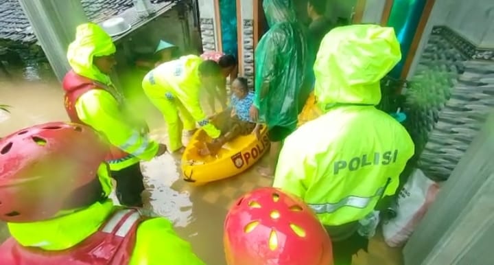 Ratusan Petugas Diterjunkan untuk Evakuasi Korban Banjir di Blitar