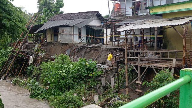 Dampak Banjir, Sejumlah Rumah Warga di Blitar Terancam Longsor