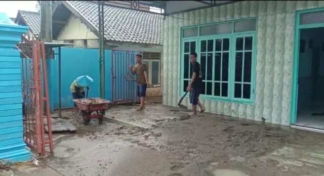Banjir di Blitar Mulai Surut, Sebagian Pengungsi Pulang Bersihkan Rumahnya