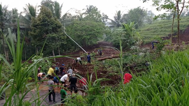 Tanah Longsor di Blitar Tutup Akses Jalan Antar Kecamatan