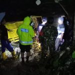 Truk Tebu Terseret Arus Sungai di Blitar, 4 Orang Dikabarkan Hilang