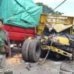 Truk Muat Batu Bata Ringan Tabrak Truk Gandeng di Pasuruan, Sopir Patah Kaki