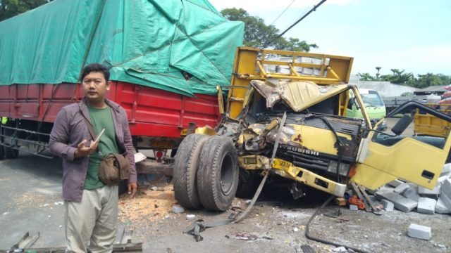 Truk Muat Batu Bata Ringan Tabrak Truk Gandeng di Pasuruan, Sopir Patah Kaki