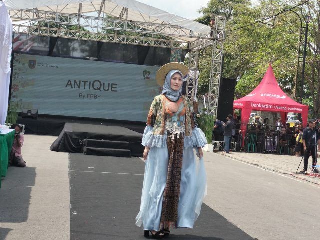 Melalui Fashion On The Street Santri, Pemkab Promosikan Batik Jombang
