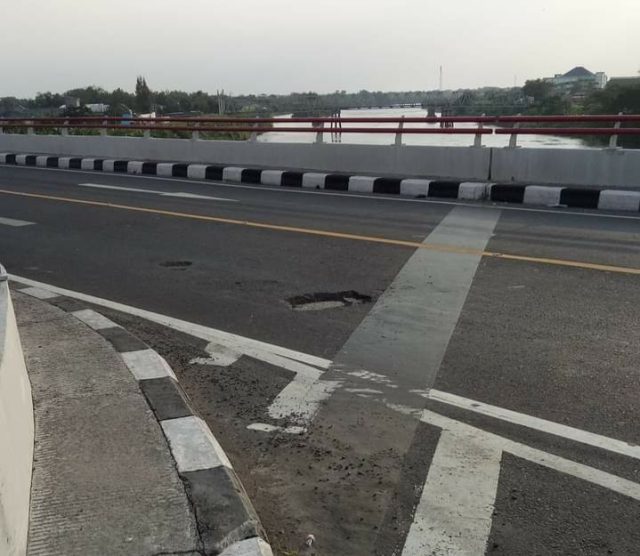 Aspal Jembatan Ploso Baru Mulai Berlubang, Rawan Terjadi Kecelakaan
