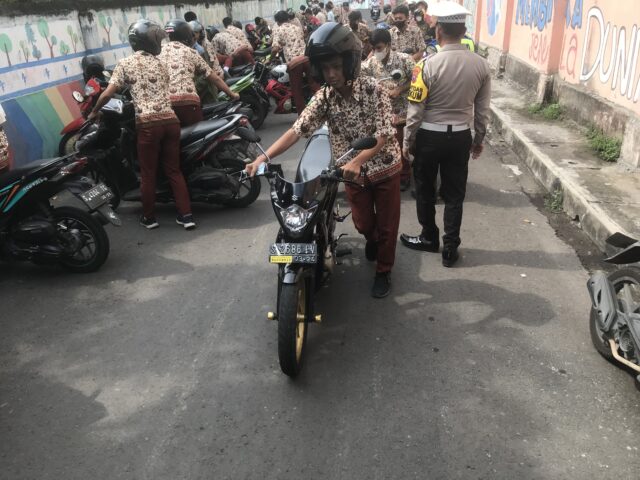 Berangkat Sekolah Naik Motor, Pelajar di Mojokerto Kena Sidak Polisi