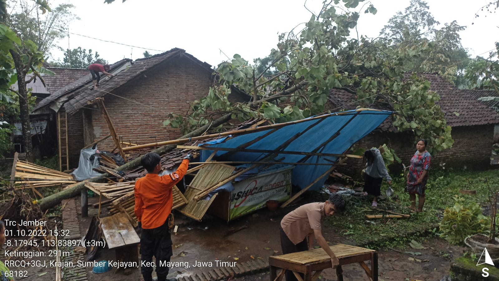 Belasan rumah di Dusun Krajan, Desa Sumberkejayan, Kecamatan Mayang, Kabupaten Jember rusak akibat diterjang angin kencang,