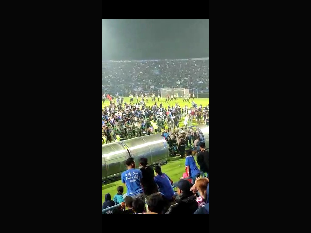 Tangkapan layar kerusuhan di Stadion Kanjuruhan Malang, 127 Suporter Aremania Meninggal.