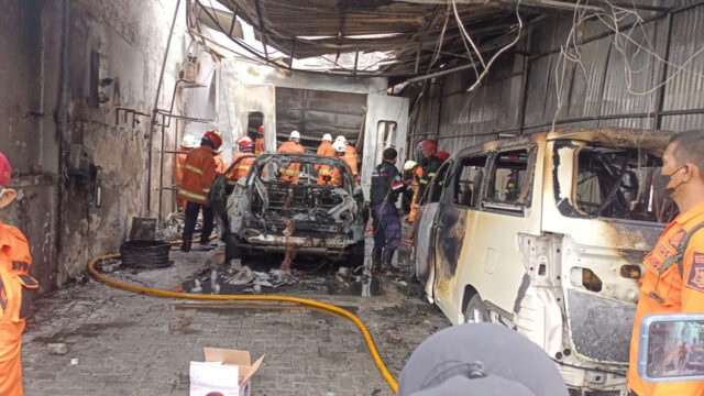 Bengkel Mobil di Surabaya Kebakaran, Alphard dan Lexus Hangus Tinggal Kerangka