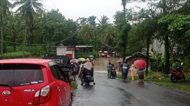 Air Sungai Brantas Meluap, Akses Jalan AntarKecamatan di Blitar Terputus