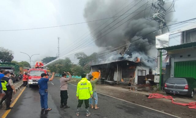 Ditinggal Umroh, Rumah dan Toko di Sukorejo Pasuruan Dilalap Api
