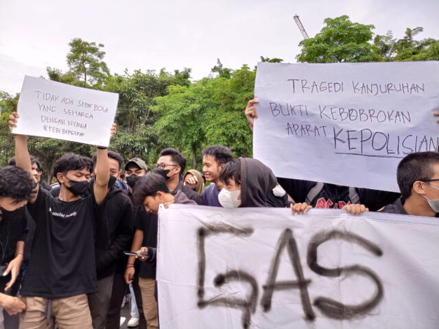 Mahasiswa UINSA Surabaya Demo Tuntut Usut Tragedi Kanjuruhan dan Copot Kapolda Jatim