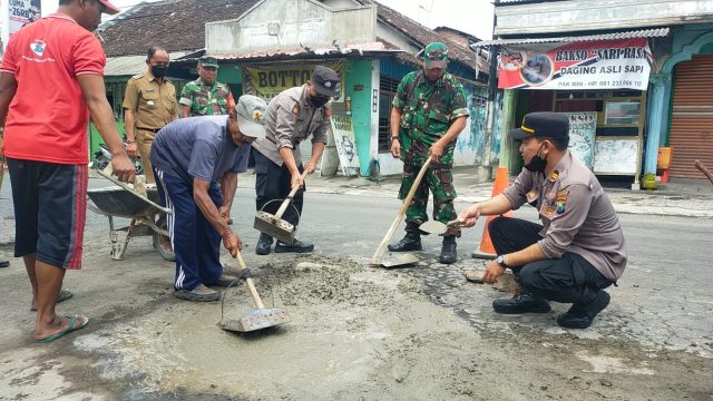 Warga Bersama TNI Polri di Blitar Tambal Jalan Berlubang, Usai Renggut Korban Jiwa