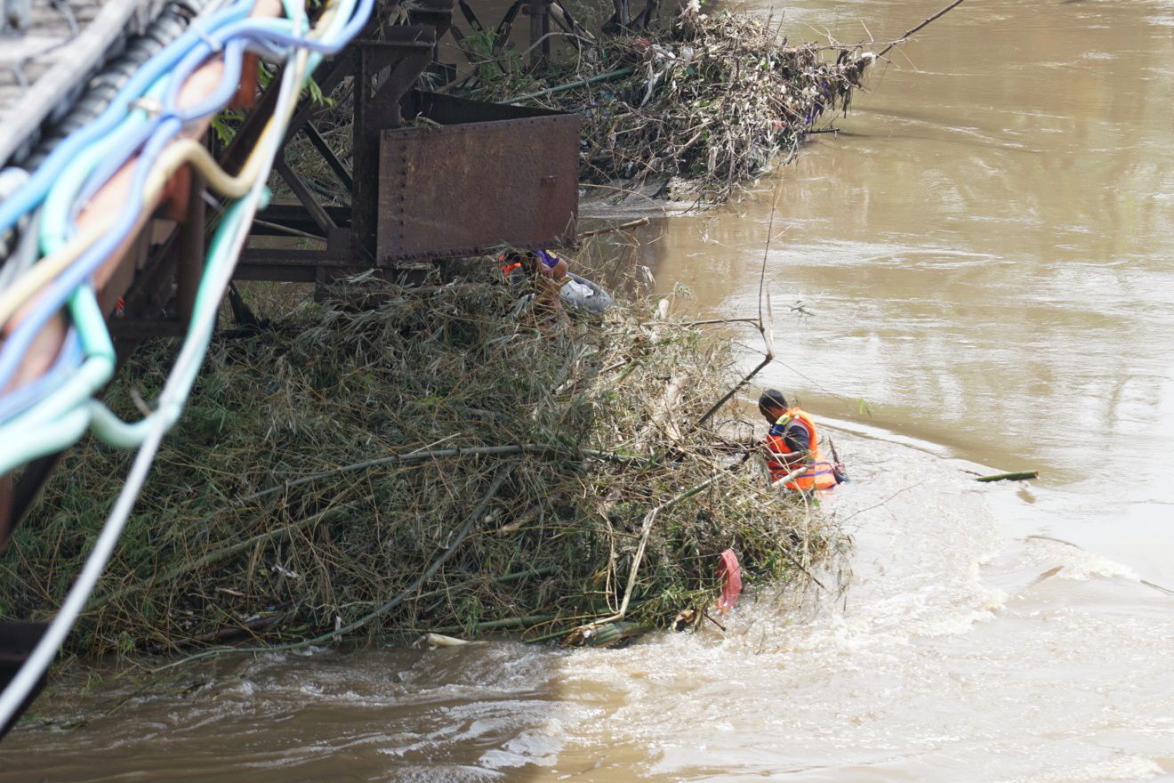 Debit Sungai Brantas di Kediri Turun, Petugas Bersihkan Rumpun Bambu pada Tiang Jembatan Lama