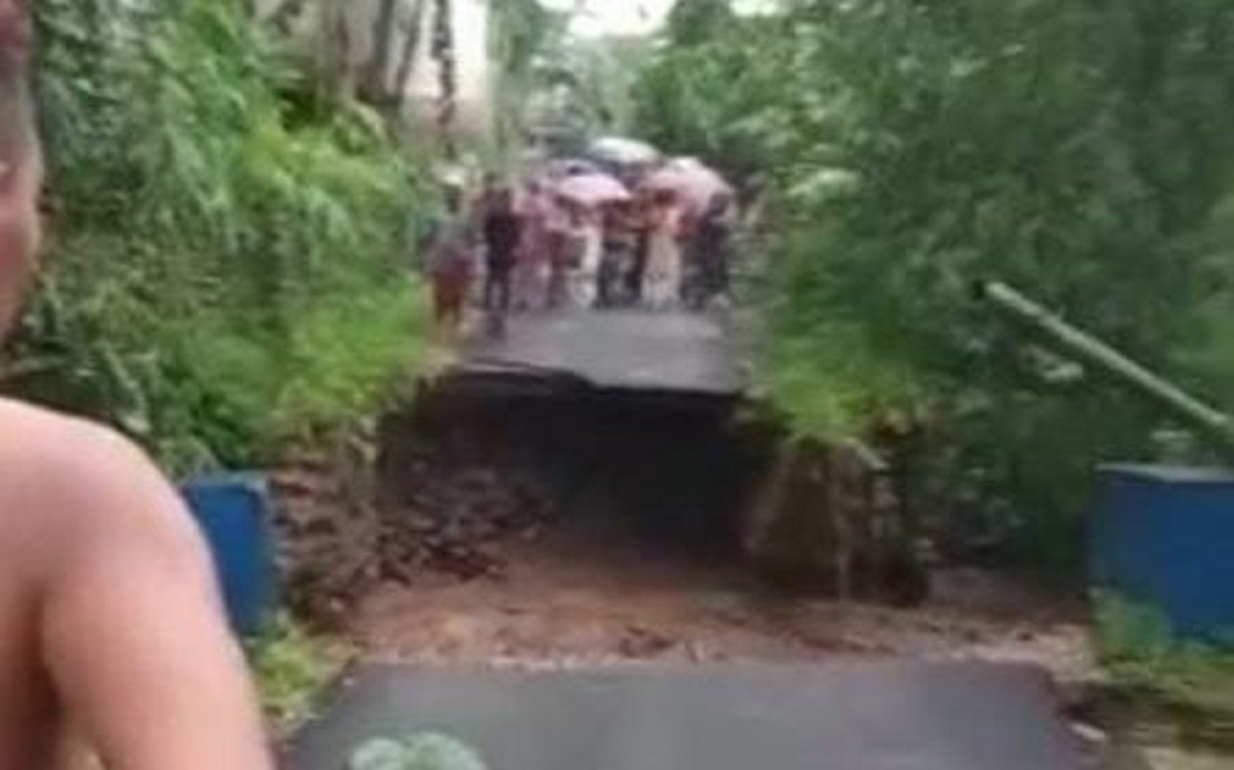 Diterjang Banjir, Jembatan Penghubung Antardusun di Jember Putus