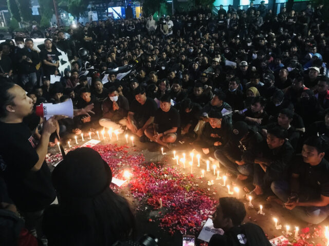Ratusan Suporter Mojokerto Bakar Lilin dan Doa Bersama untuk Sepak Bola Indonesia 