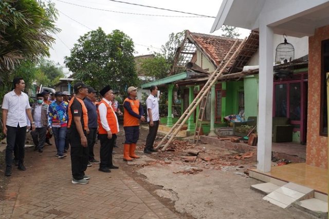 Warga Korban Bencana Puting Beliung di Sukorejo Pasuruan Terima Bantuan Sembako