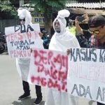 Berpakaian Pocong, Puluhan Warga Jember Demo Pertanyakan Kasus Korupsi Honor Covid-19
