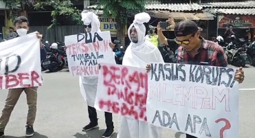 Berpakaian Pocong, Puluhan Warga Jember Demo Pertanyakan Kasus Korupsi Honor Covid-19