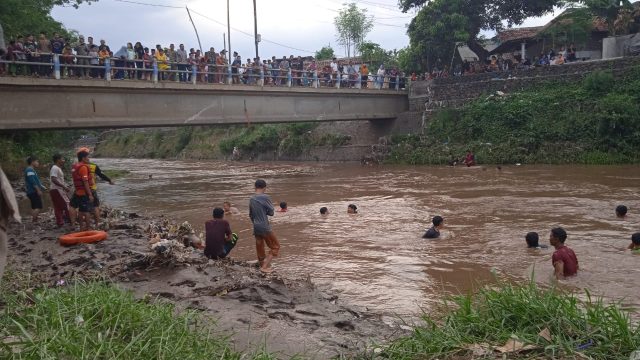 Dua Bocah TK Lenyap Terseret Arus Sungai Welang Pasuruan