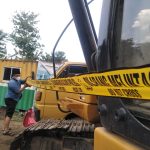 Penyidik Polres Situbondo Memasang Garis Polisi di Lokasi Tambang Kotakan