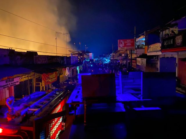 Damkar Malang Dikerahkan untuk Padamkan Api di Pasar Kesamben Blitar