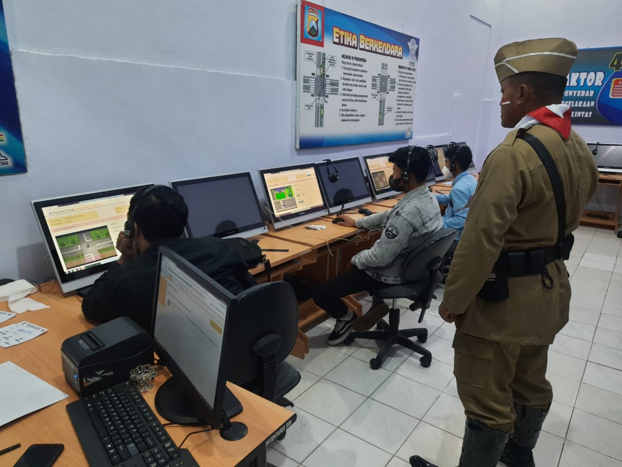 Polisi di Jember Dinas Kenakan Pakaian Ala Pejuang Tempo Dulu