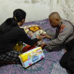 Relawan Peduli Balita Gizi Buruk di Kota Kediri Memberikan Bantuan