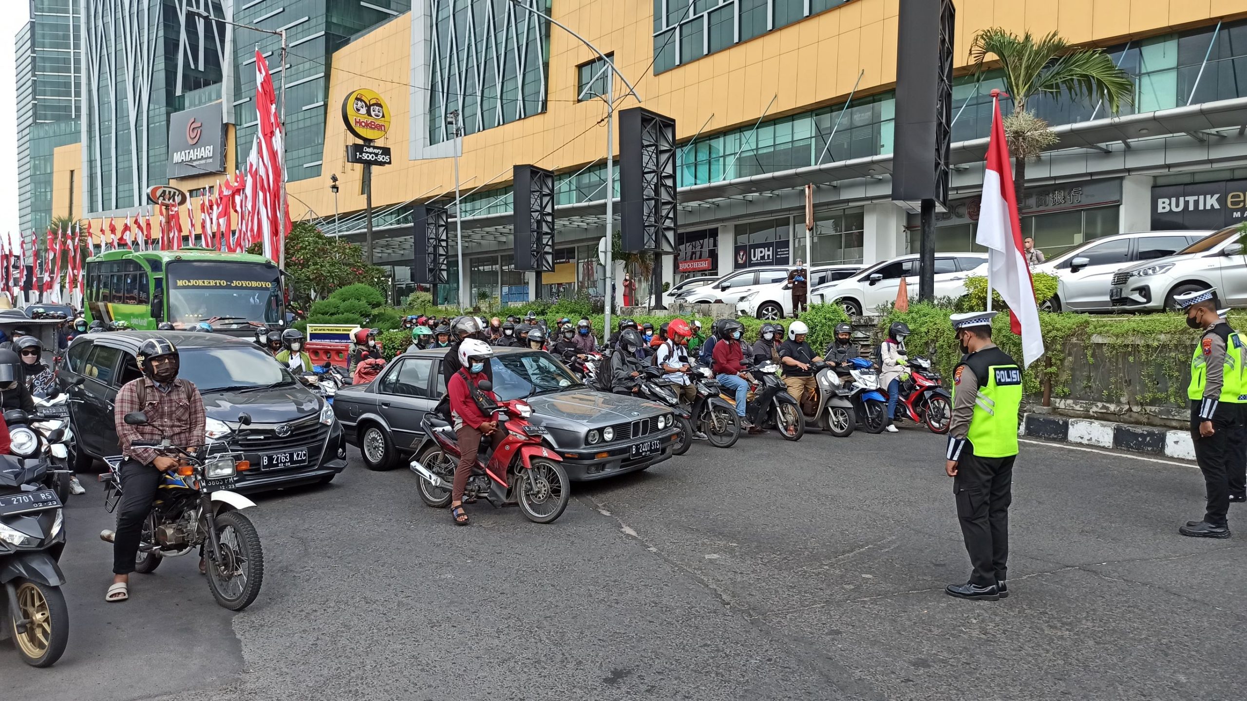 Polantas Jatim Bersama Masyarakat Mengheningkan Cipta di Bundaran Waru