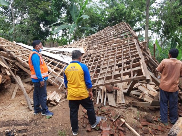 Dihajar Angin Kencang, 4 Rumah dan Gudang Mebel di Situbondo Rusak Parah
