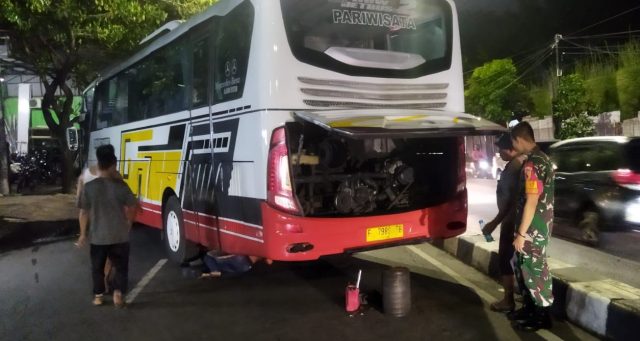 Hindari Kemacetan Lalu Lintas, Babinsa Koramil Rungkut Membantu Perbaiki Bus Mogok