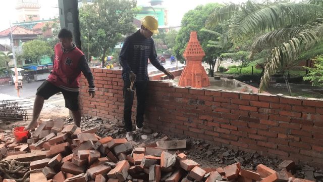 Baru Dibangun, Tembok Proyek Skywalk Kota Mojokerto Dibongkar  