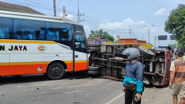Diduga Gagal Ngerem, Bus di Mojokerto Tabrak Truk dan Motor di Jalur Nasional