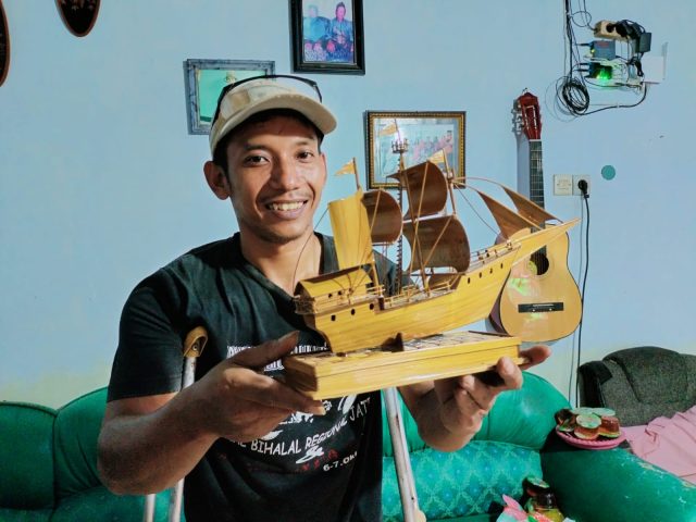 Penyandang Disabilitas di Kediri Ini Mahir Membuat Miniatur Kapal Pinisi