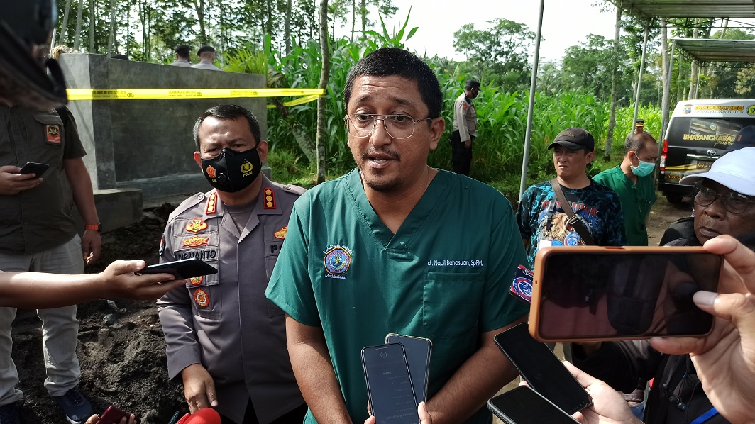 Autopsi Jenazah Kakak Adik Korban Tragedi Kanjuruhan Malang, Dilakukan Tim Dokter PDFI Jatim