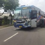 Bus Sugeng Rahayu Seruduk Pikap di Mojokerto hingga Terguling