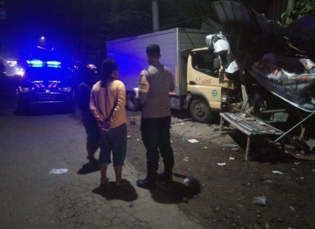 Diduga Sopir Mengantuk, Truk Boks Tabrak Warung di Kediri, Pemilik Tewas