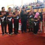 Bupati Jombang Hj. Mundjidah Wahab memukul gong menandai pembukaan Kejuaraan Karate Jombang Open Tahun 2022.