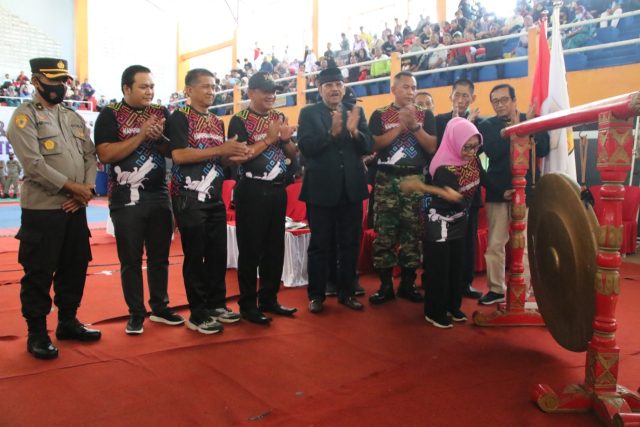 Bupati Jombang Hj. Mundjidah Wahab memukul gong menandai pembukaan Kejuaraan Karate Jombang Open Tahun 2022.