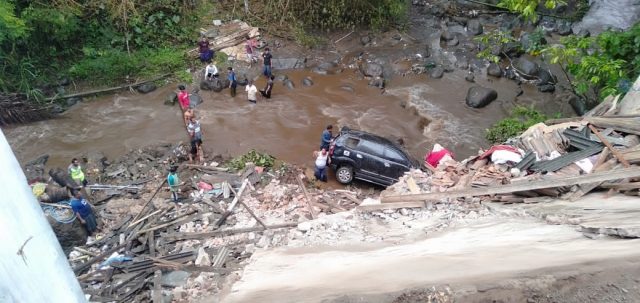 Rumah di Pasuruan Ambrol, Tiga Kendaraan Bermotor Terjun ke Sungai